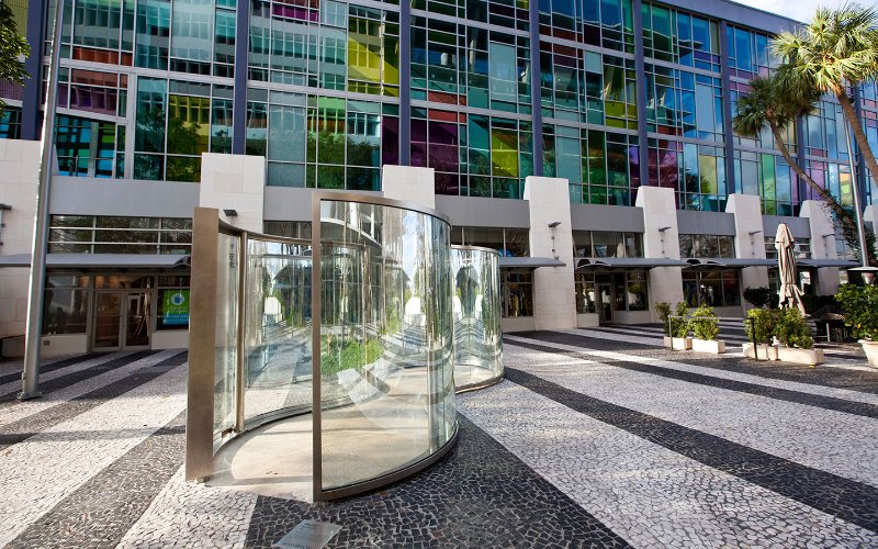 Interactive glass sculptures by Morris Lapidus on Lincoln Road