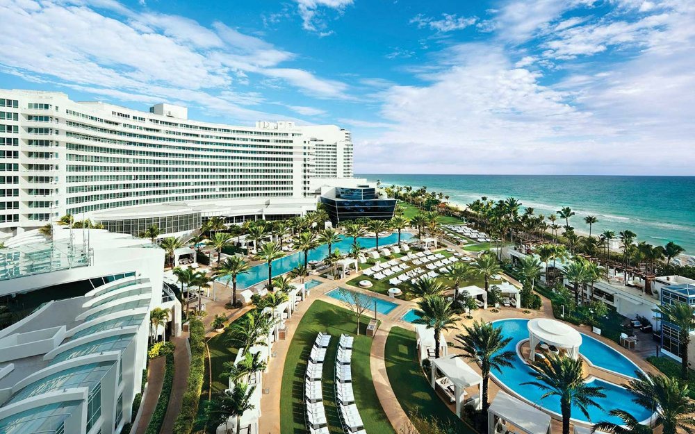 Fontainebleau Miami Beach's curved facade